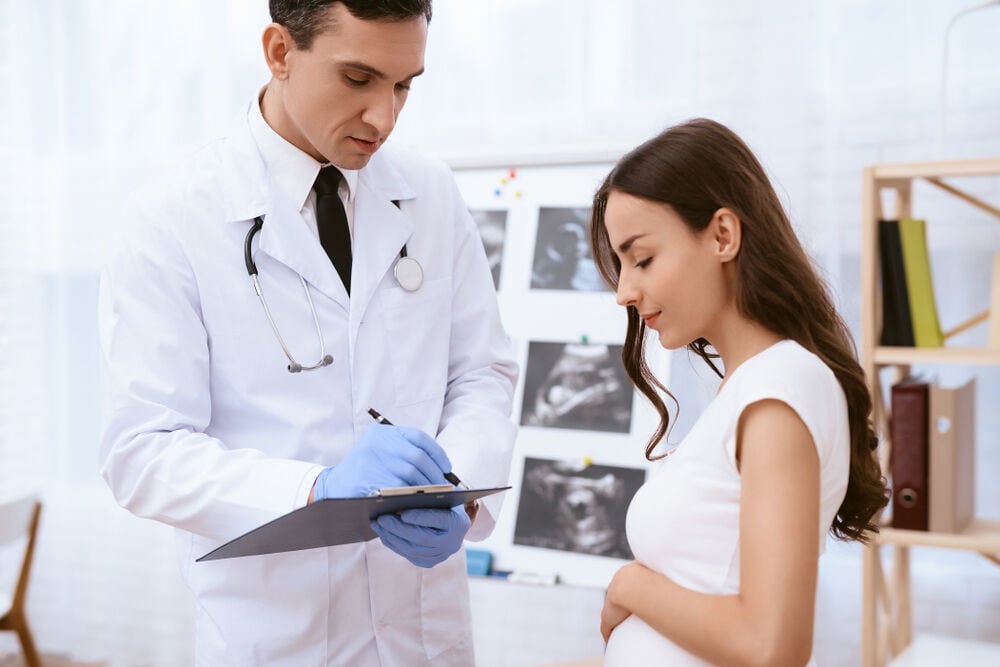 A doctor explaining fundal placenta complications A doctor explaining fundal placenta complications