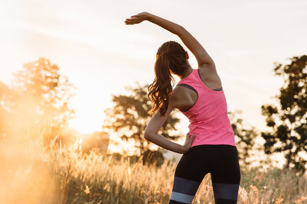 una mujer calentando al aire libre una mujer calentando al aire libre