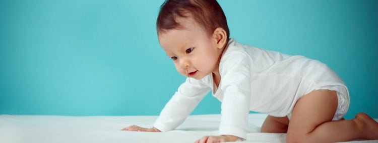 Bébé se balance d'avant en arrière :  qu'est-ce que cela signifie ?