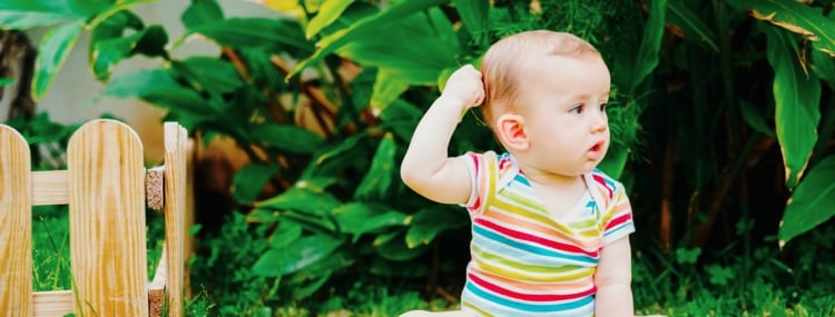 Warum ziehen Babys an ihren Haaren? 5 mögliche Ursachen