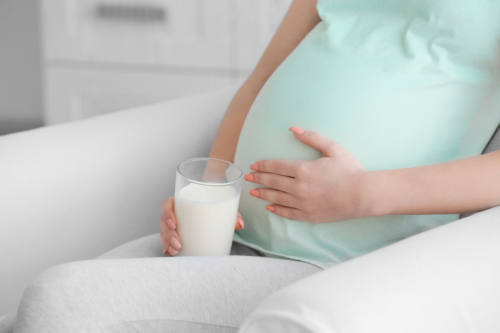 pregnant woman drinks milk to get calcium pregnant woman drinks milk to get calcium