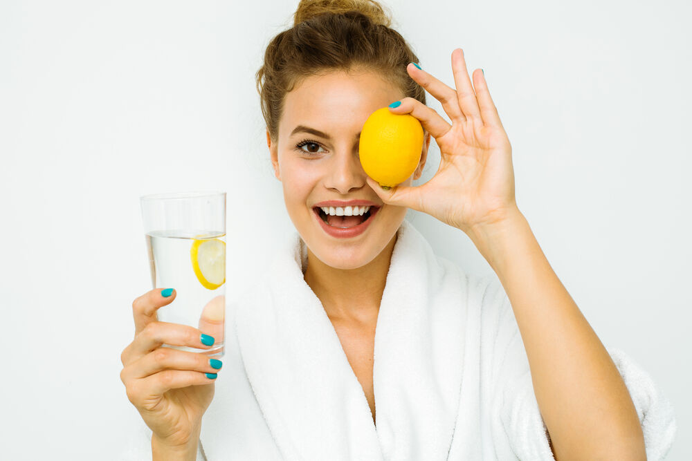 woman with a lemon that help to relieve cramps