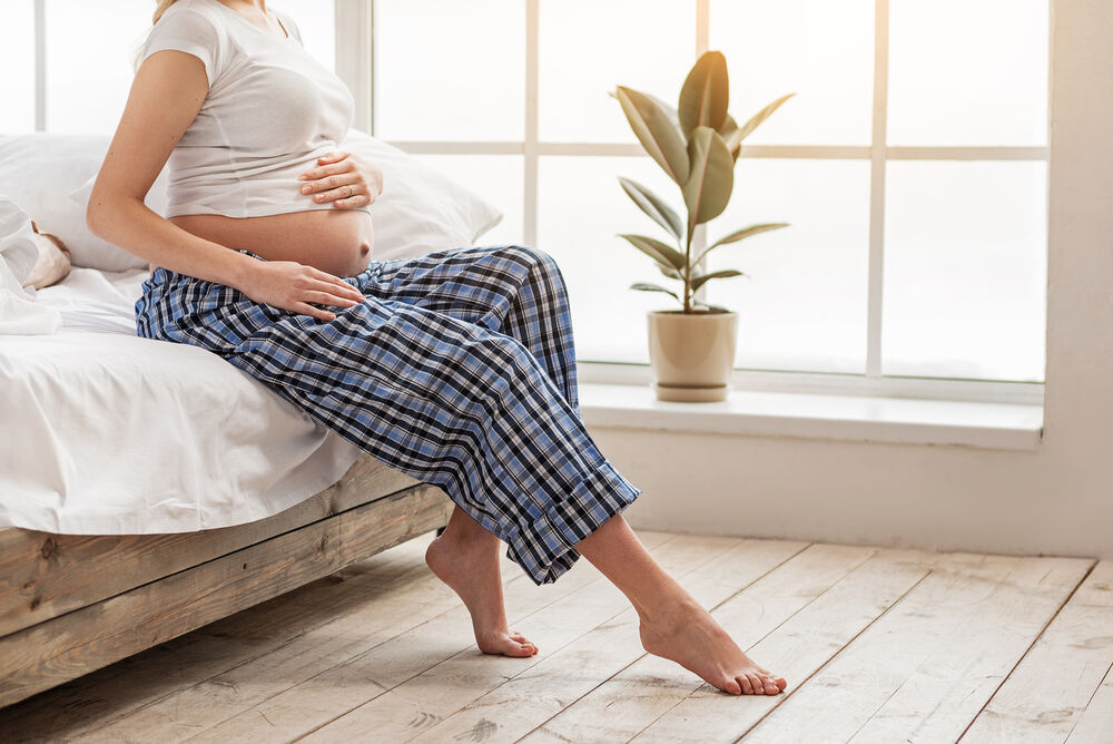 A pregnant woman having pelvic congestion syndrome symptoms