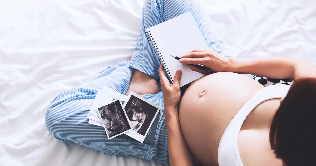 Flujo vaginal durante el embarazo: los 5 tipos más comunes que vas a  experimentar