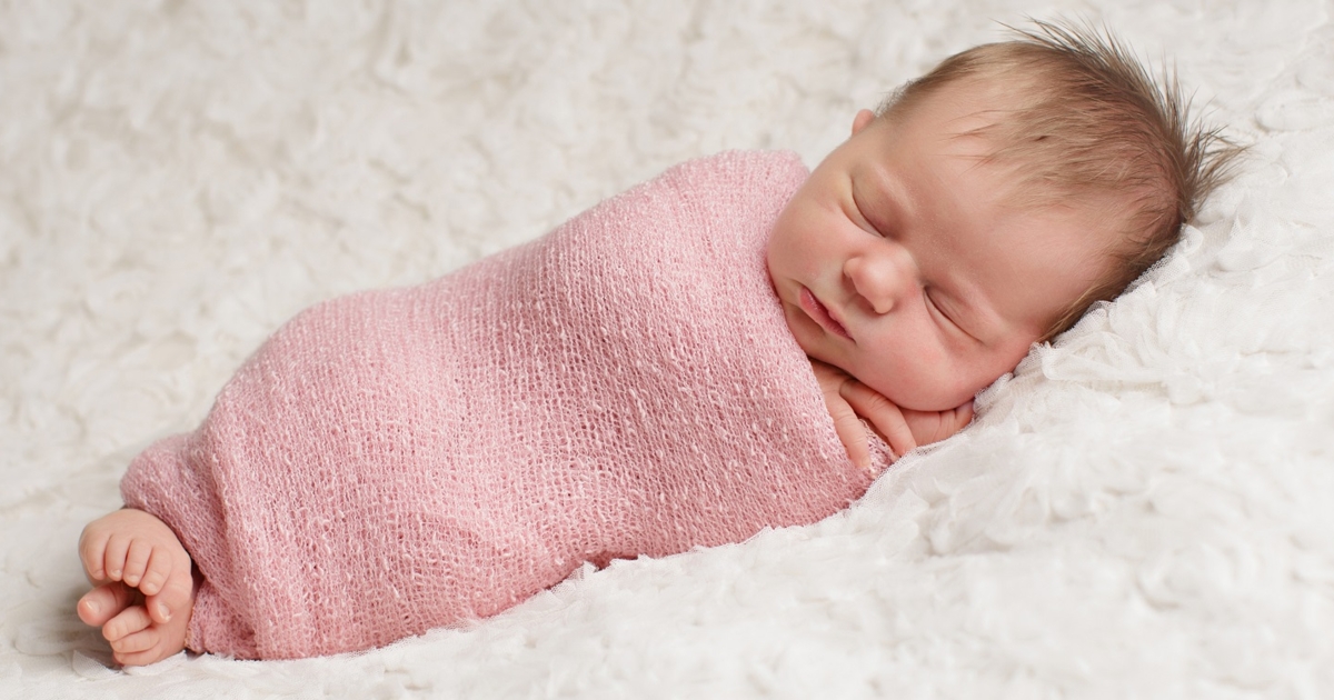 How to Swaddle a Baby: Flo Guide to Swaddling