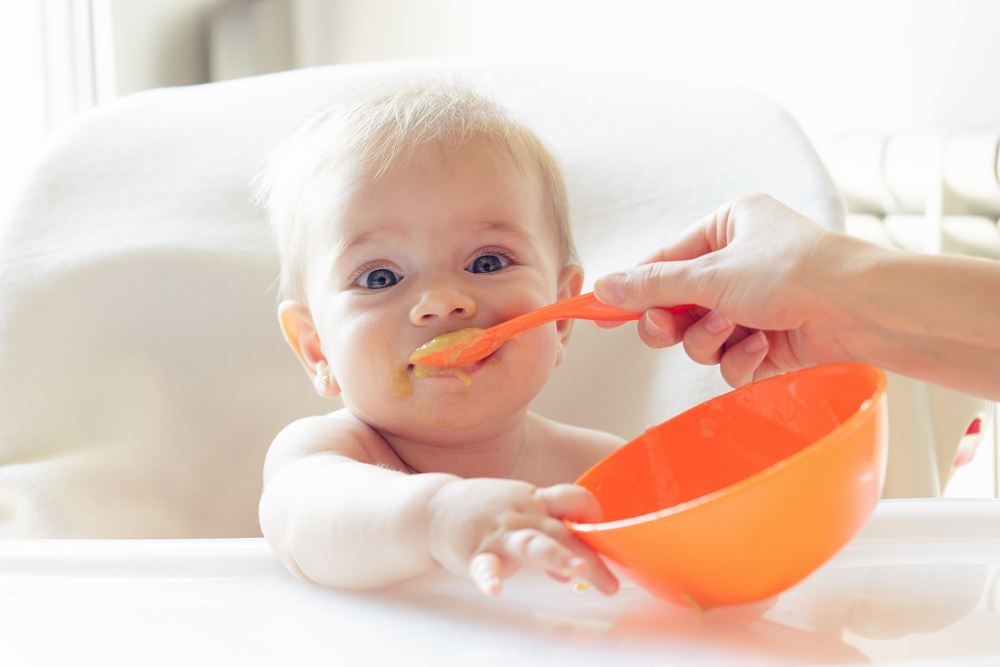 Eating solid foods - one of the 7-month-old baby milestones Eating solid foods - one of the 7-month-old baby milestones