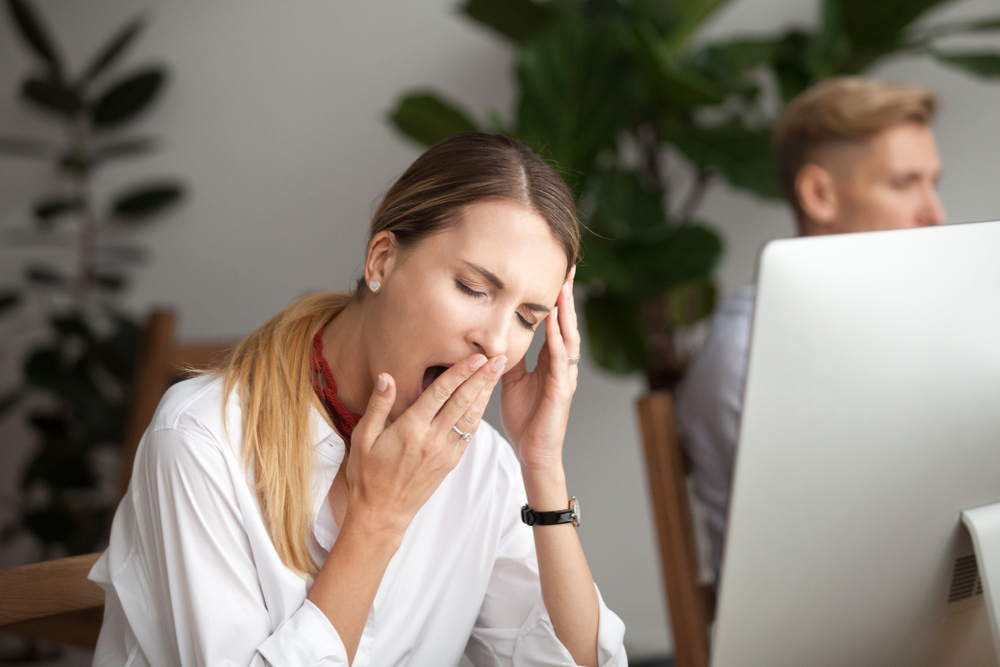 A woman who does not sleep enough during the week A woman who does not sleep enough during the week