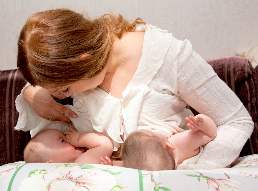 Breastfeeding twin babies Breastfeeding twin babies