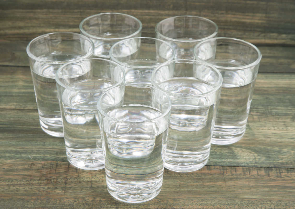 На столе стоят три склянки с водой. Много стаканов с водой. Много стаканов. Разные стаканы. Музыкальные стаканчики с водой.