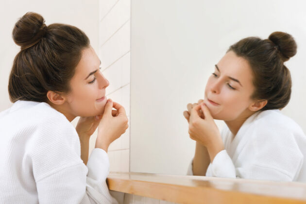 All that you should know about Symptoms, Causes, and Treatment for Blood-Filled Pimple 10 What Happens If You Don't Pop a Pimple?